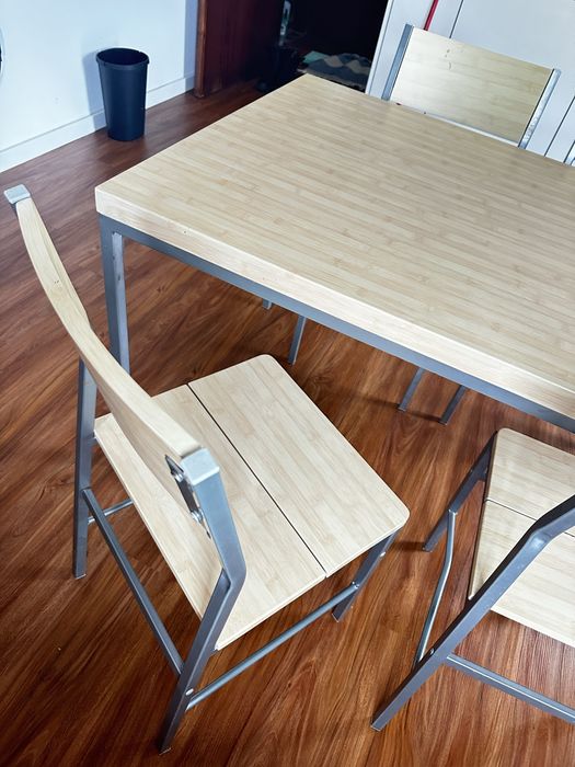 Mesa de jantar com 4 cadeiras