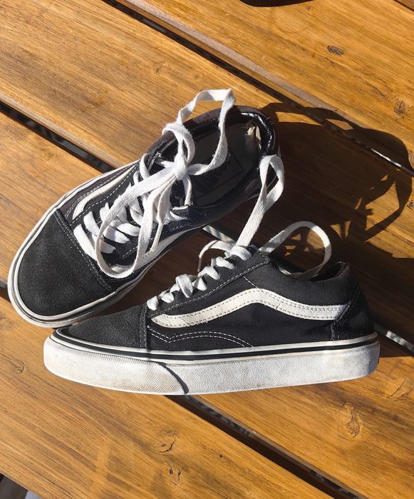 Czarne sneakersy Vans 37, 23.5 cm. Uszkodzona jedna zapiętka. Ogólnie stan ok.