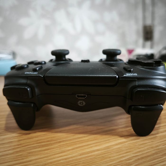 Comando PS4 com gatilhos adaptáveis