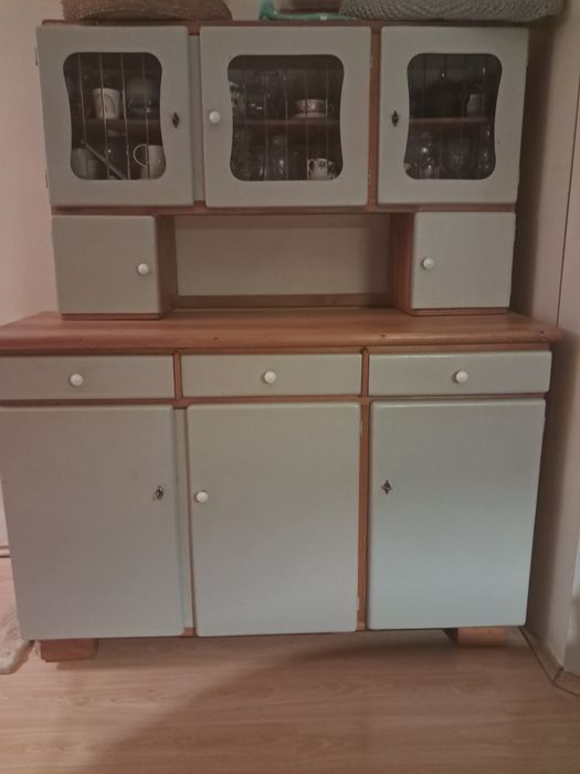 Kredens PRL po renowacji szary