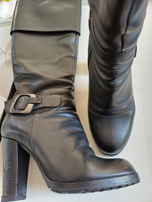 Bota cano alto em pele preta