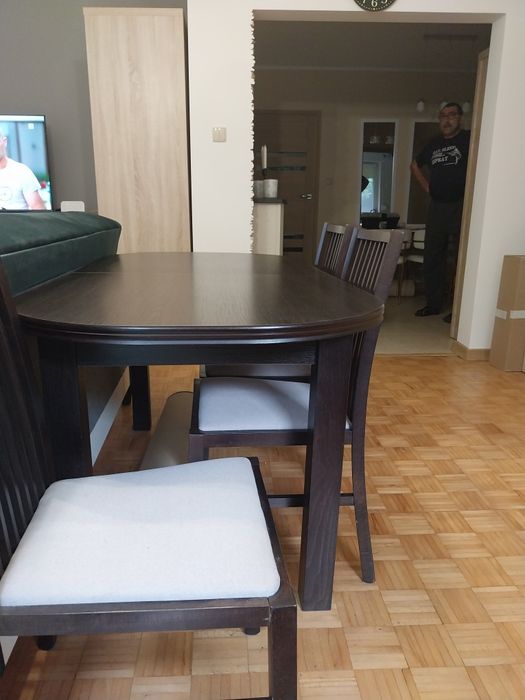 Ciemny, elegancki stół i 6 krzeseł