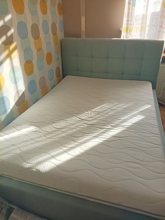 Łóżko z materacem