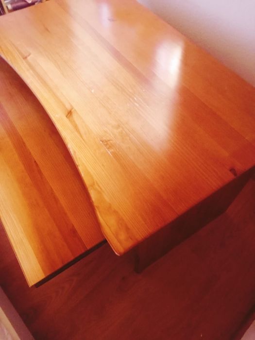 Secretária em pinho. Com 1,20 de largura, 75 cm de altura, o tampo tem 71cm. Ofereço duas prateleiras da mesma cor