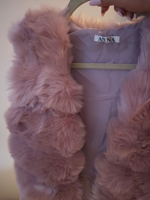 Piękna damska futrzana kamizelka