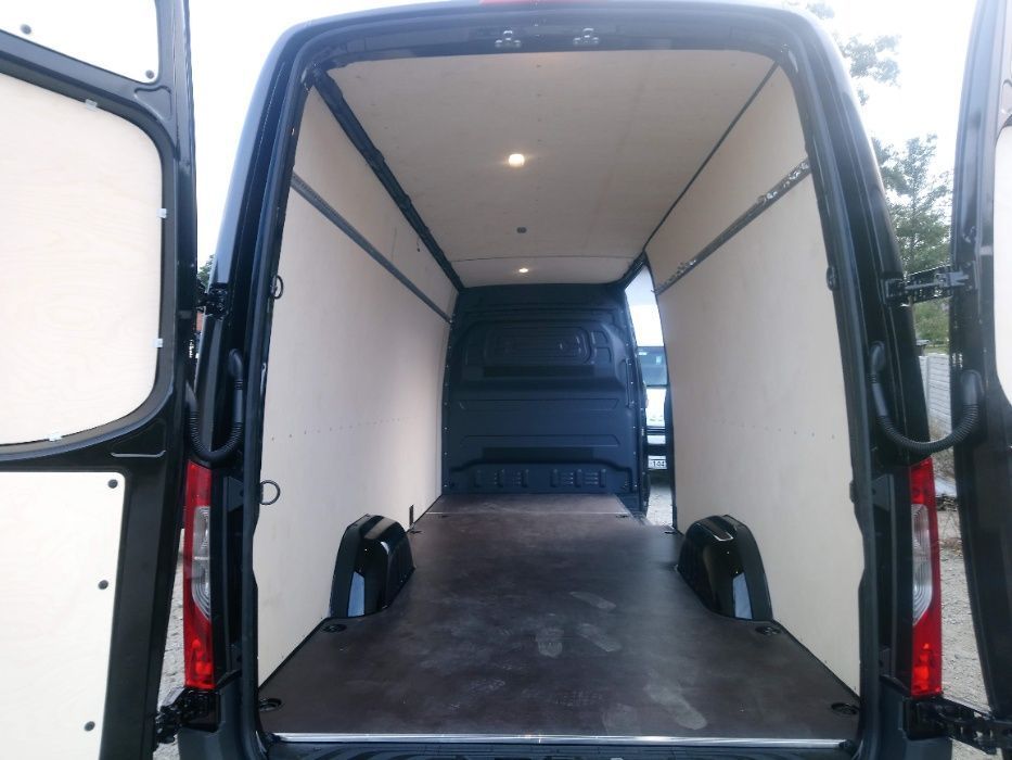 Mercedes Sprinter 907 - Profesjonalna zabudowa przestrzeni ładunkowej