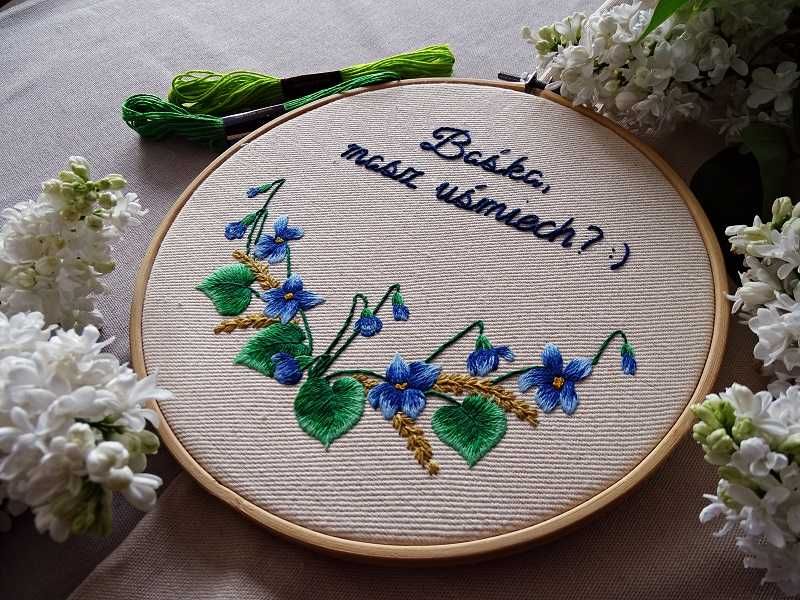 Haft ręczny - fiołki leśne. Prezent na urodziny, ślub, rocznicę