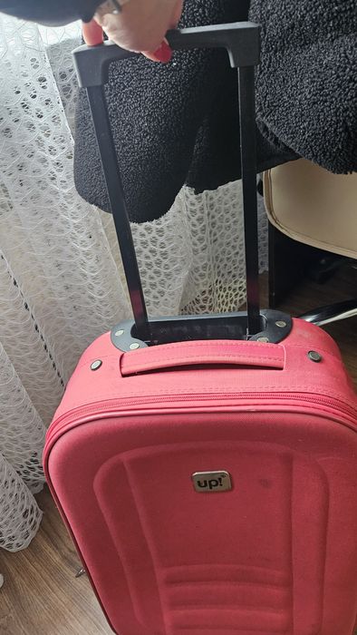 Чемодан червоний