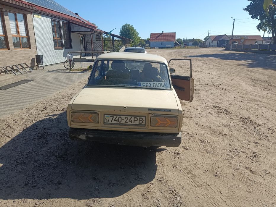 продаж легкового автомобіля ВАЗ 2107
