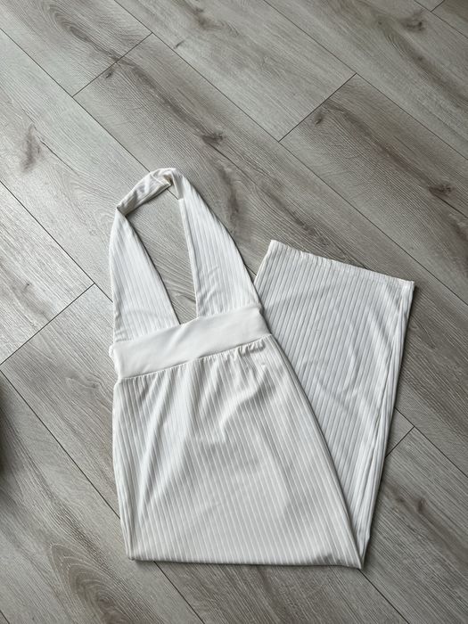 Sukienka maxi z głębokim dekoltem zakładana na szyję 36