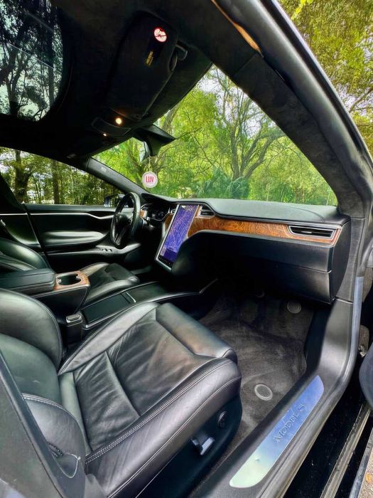 Tesla Model S      2017