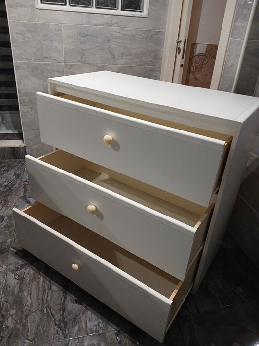 Cómoda branca com gavetas