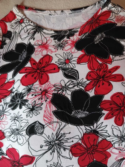 T-shirt damski z krótkim rękawem w czarno czerwone kwiaty S/M