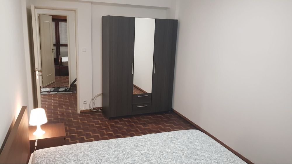 Quarto casal com varanda para arrendar no Cacem bem localizado
