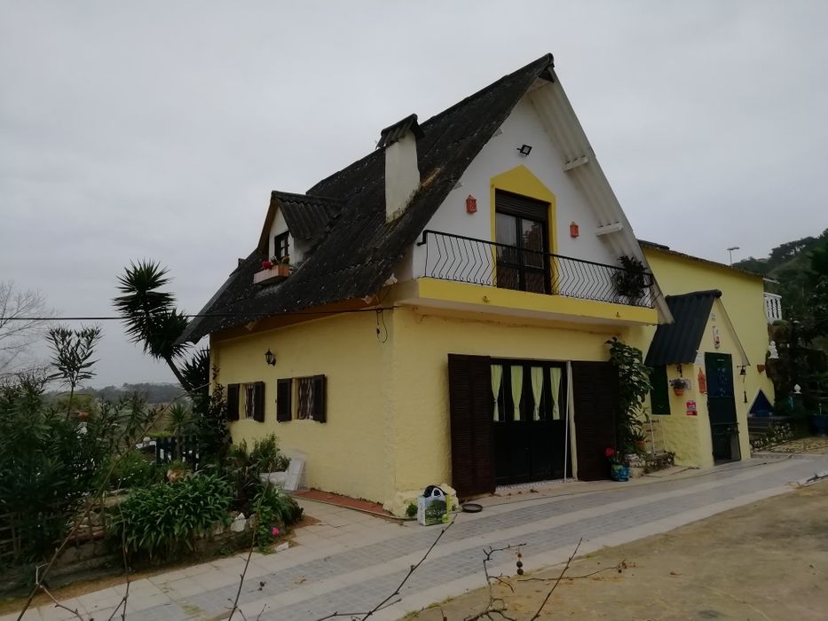 QUINTINHA COM 2.840m2. A 50 minutos de Lisboa. Casa com cerca de 200m2