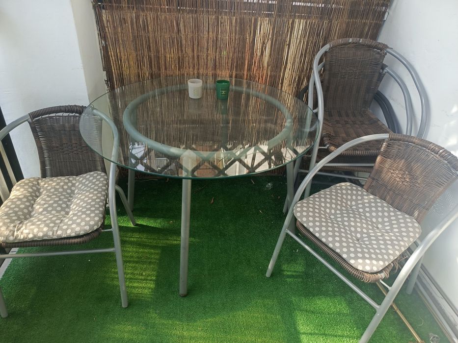 6 krzesełek ogrodowych i szklany stół