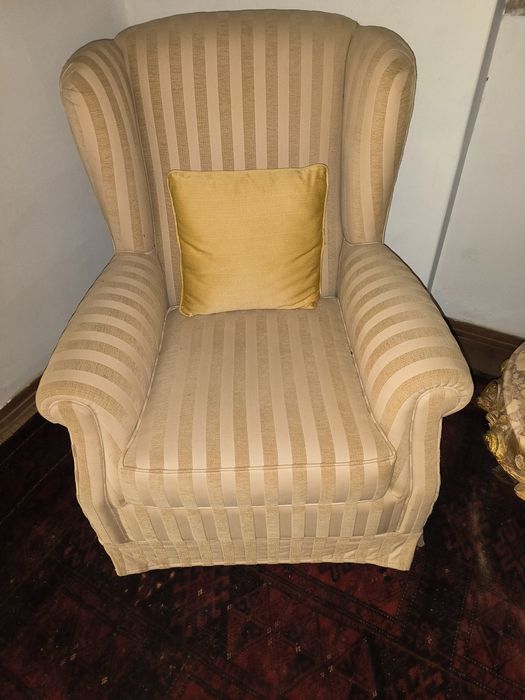 Par sofás beje em bom estado