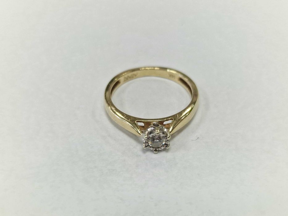 Złoty pierścionek damski/ 585/ 1.88 gram/ R10.5/ DIA 0.10 CT/ od Apart