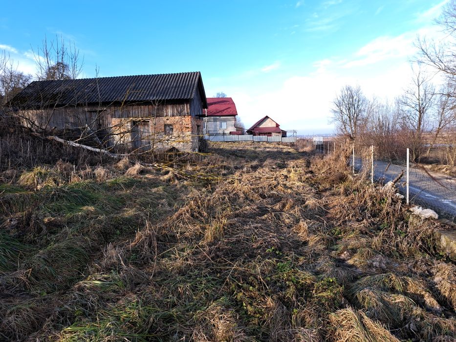 Глиняна хата та господарські будівлі, земельна ділянка під забудову