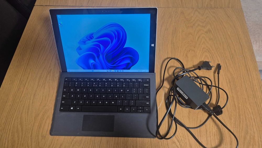 Microsoft Surface Pro 3 i5 / 4GB RAM / Windows 11 + klawiatura + ładowarka