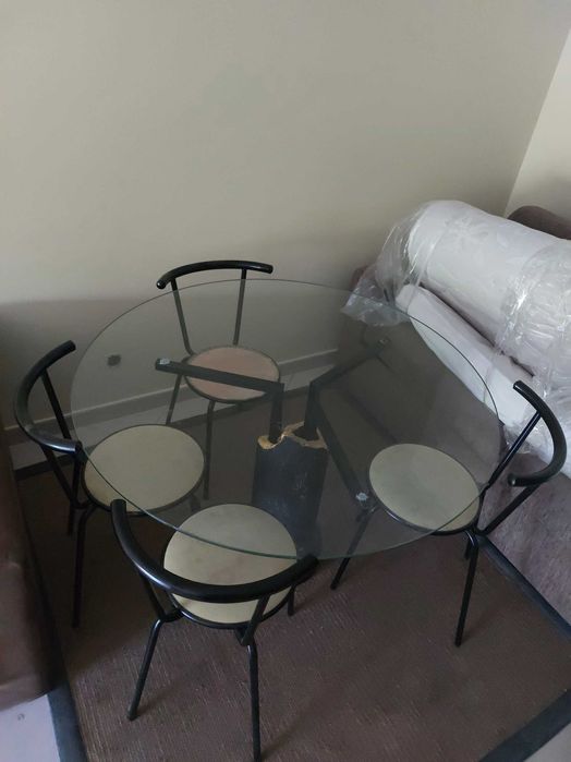 Mesa Redonda com Vidro Temperado transparente para 4 pessoas