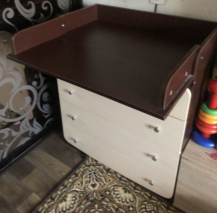 Комод с пеленатором. Можно с кроваткой.