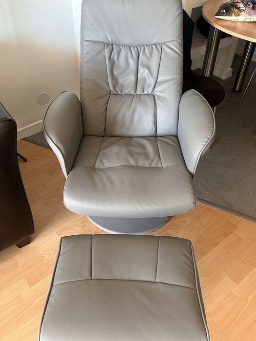 Fotel skórzany + podpórka na nogi