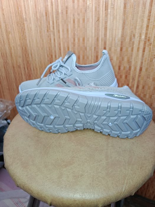 Кросівки 37р, нові, жіночі.