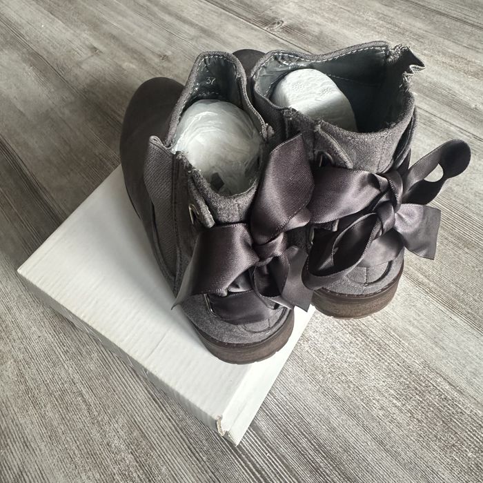 Zamszowe botki na płaskiej podeszwie z wiązaniem z tyłu - rozmiar 37