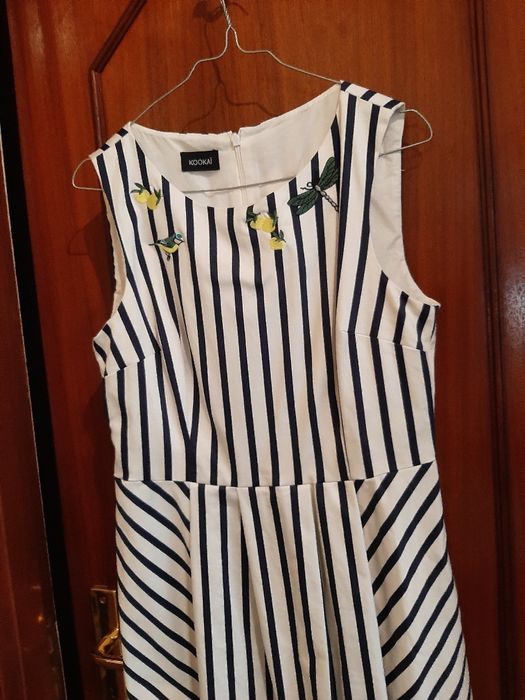Vestido KOOKAI com riscas diferentes. Original e bonito.