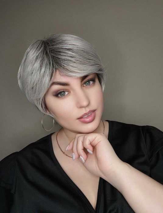 Peruka siwa srebrna cieniowana Pixie krótkie włosy jak naturalne wig