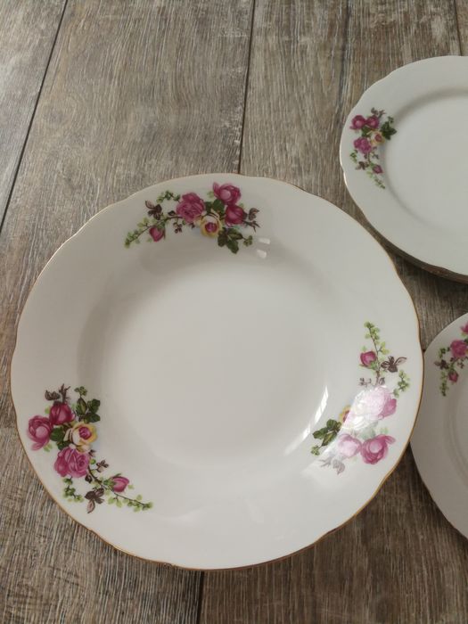 Порцелянові тарілки