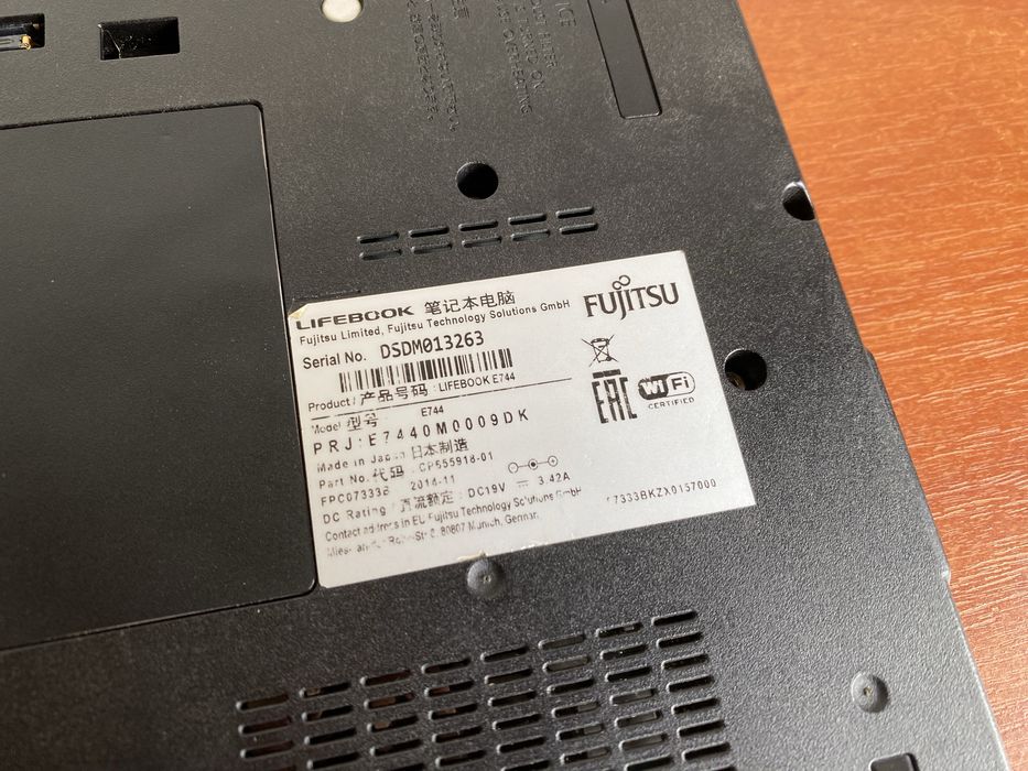 Fujitsu / Intel core i5-4300M 2.60 GHz. 4gb
