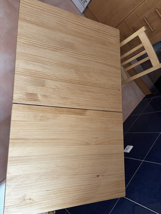 Mesa + 2 cadeiras de madeira – para restauro/reaproveitamento