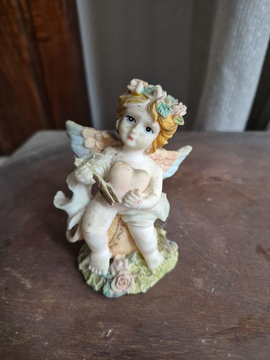Anjo Querubim Decorativo com Coração – 10 cm