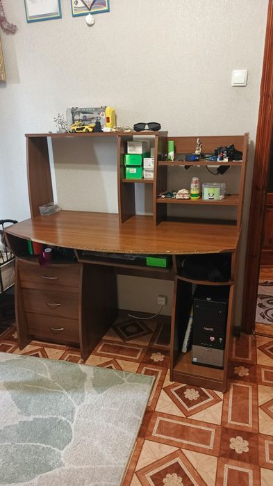 Шкільний або офісний стіл