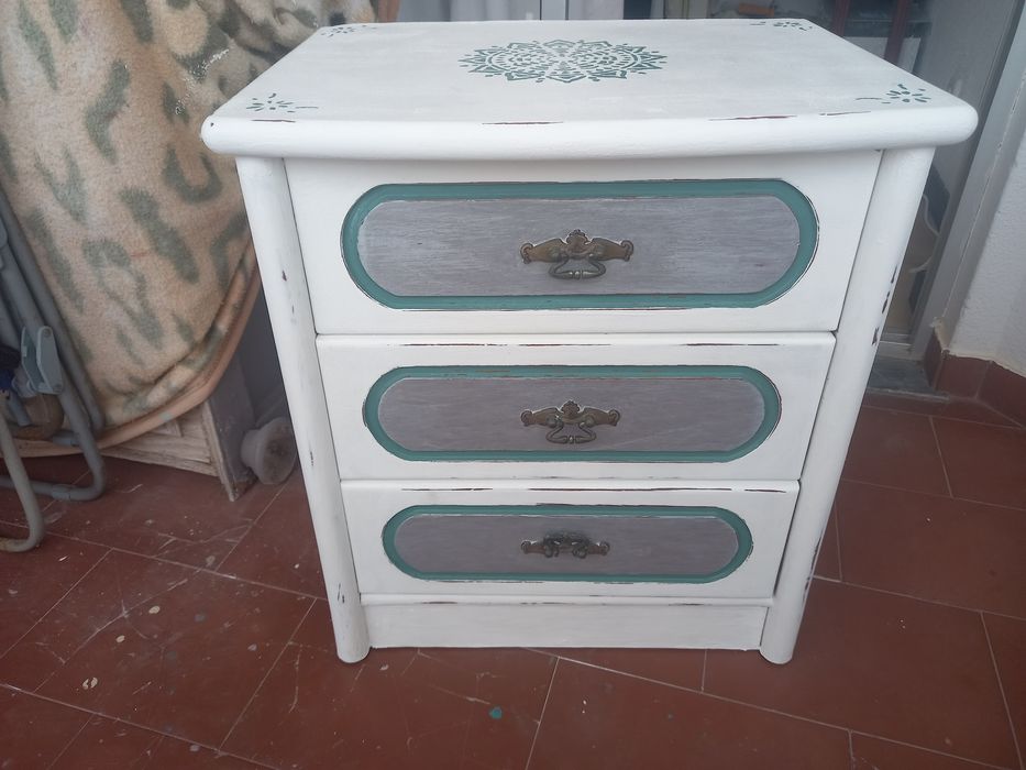 Mesa de cabeceira ou apoio