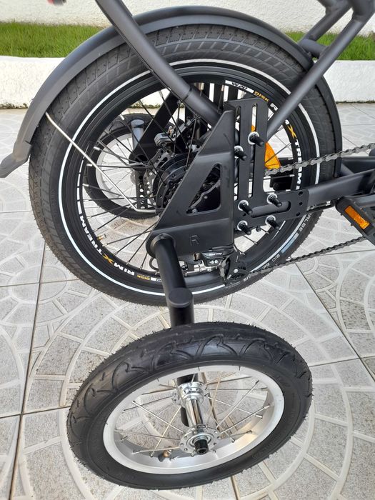 Rodas estabilizadoras, em estado de novo, com câmara de ar e pneu.