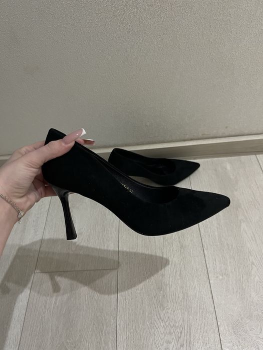 Чорні замшеві туфлі