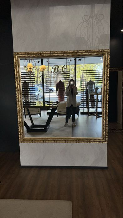 Espelho com moldura em madeira em dourado