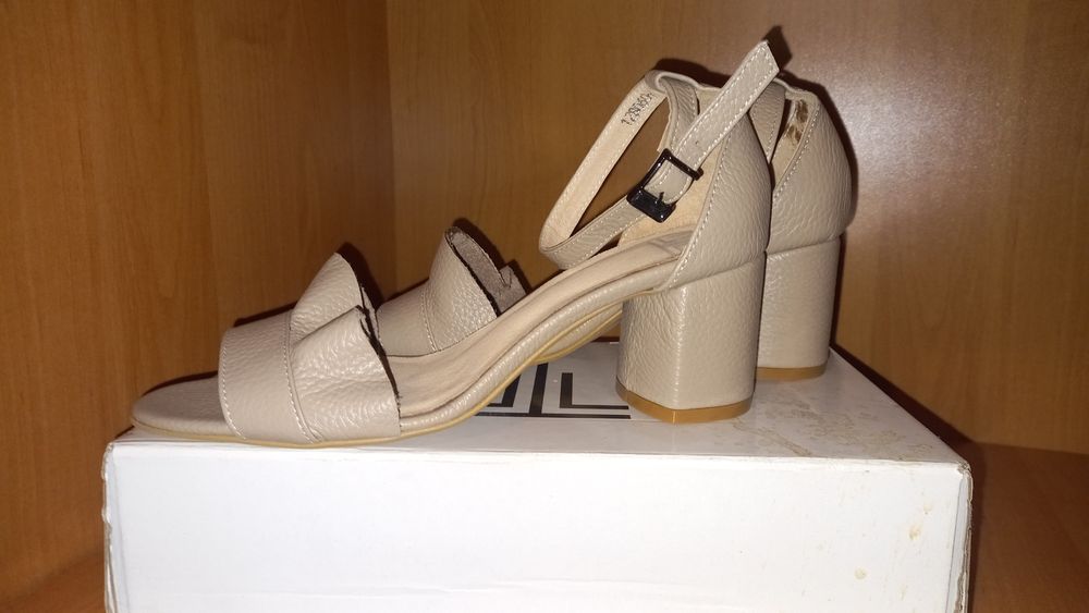 Кожаные босоножки