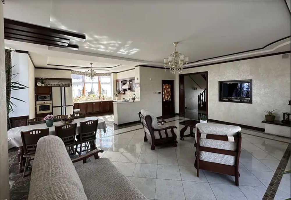 Продаж 2 поверхового будинку 419 кв. м, 6 кімнат, Петриків