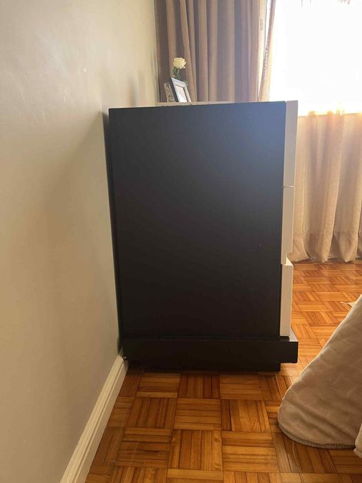 Cama casal+ comoda+ 2 mesas de cabeceira