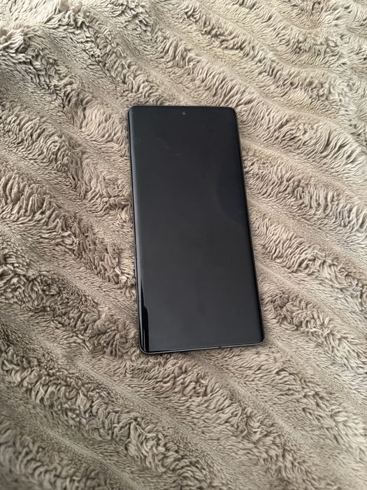 Pixel 7 Pro америка  небольшое чорное пятно в углу