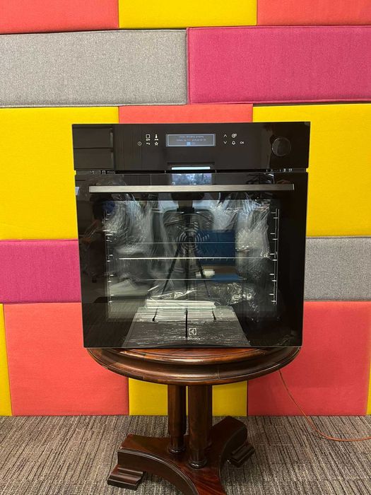 Piekarnik elektryczny parowy Electrolux EOC8H31Z nowy SteamCrisp 700