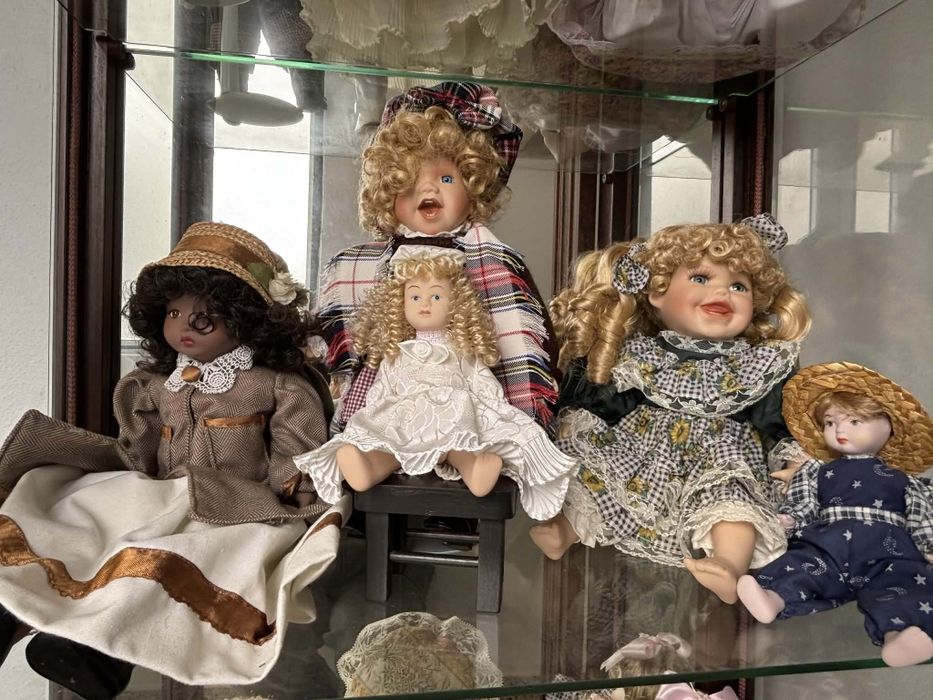 Bonecas em porcelana mais o móvel