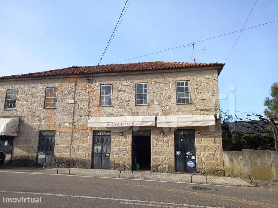 Prédio composto de casa de pedra com 2 pavimentos