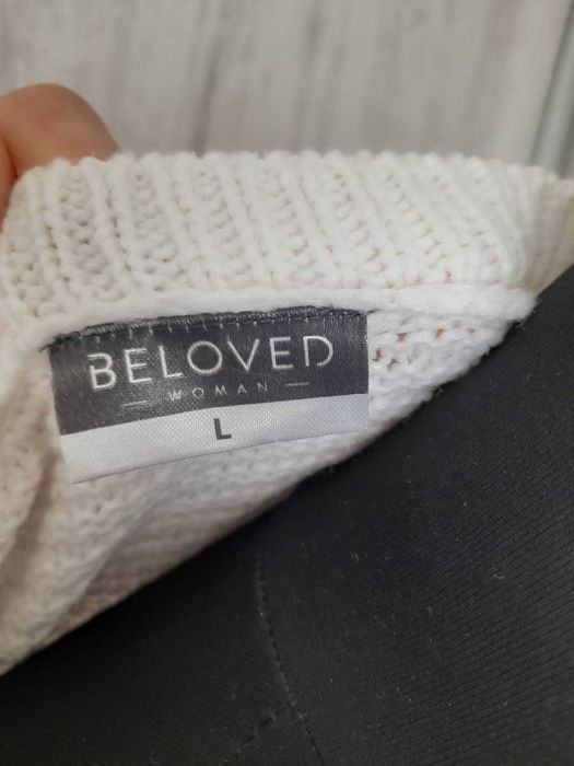 Biały sweter z wycięciami na rękawach