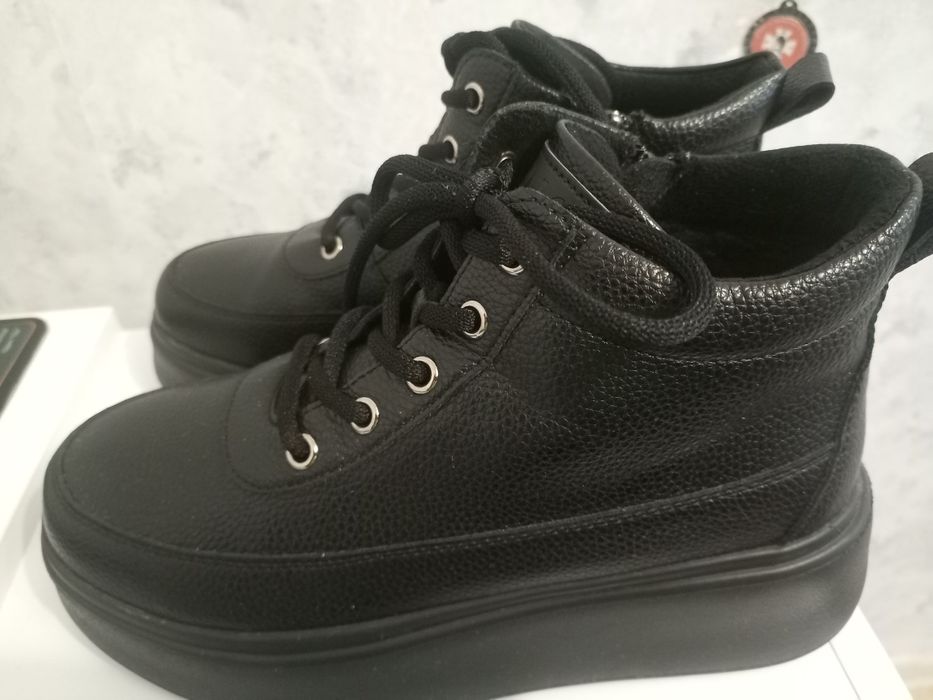 Продам зимние ботинки кожа