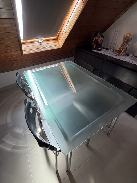 Mesa com conjunto de cadeiras